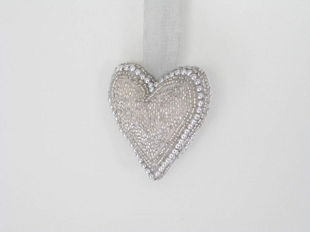 Kissen Herzform Perlen silb. 9x9cm ca.3cm dick