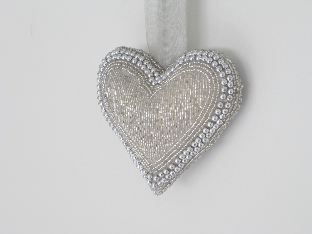 Kissen Herzform Perlen silb. 14x12,5cm ca.4,5cm di