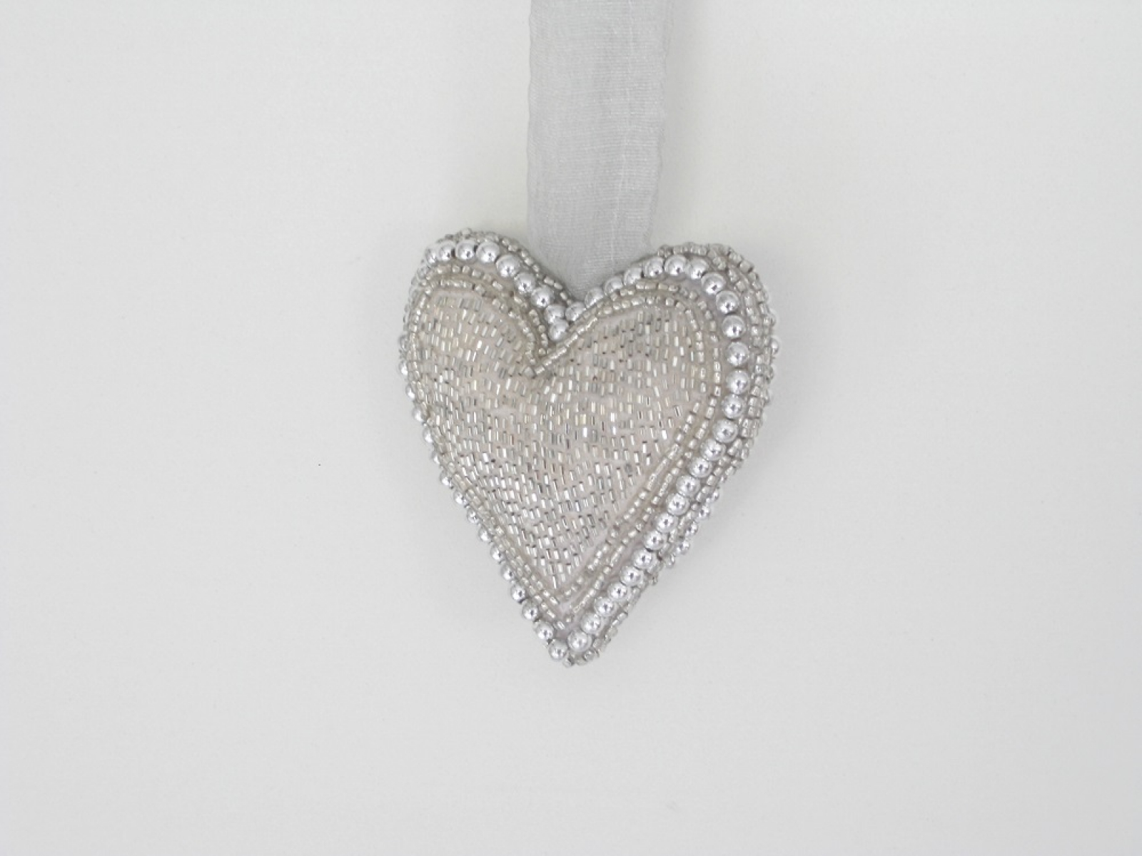 Kissen Herzform Perlen silb. 9x9cm ca.3cm dick