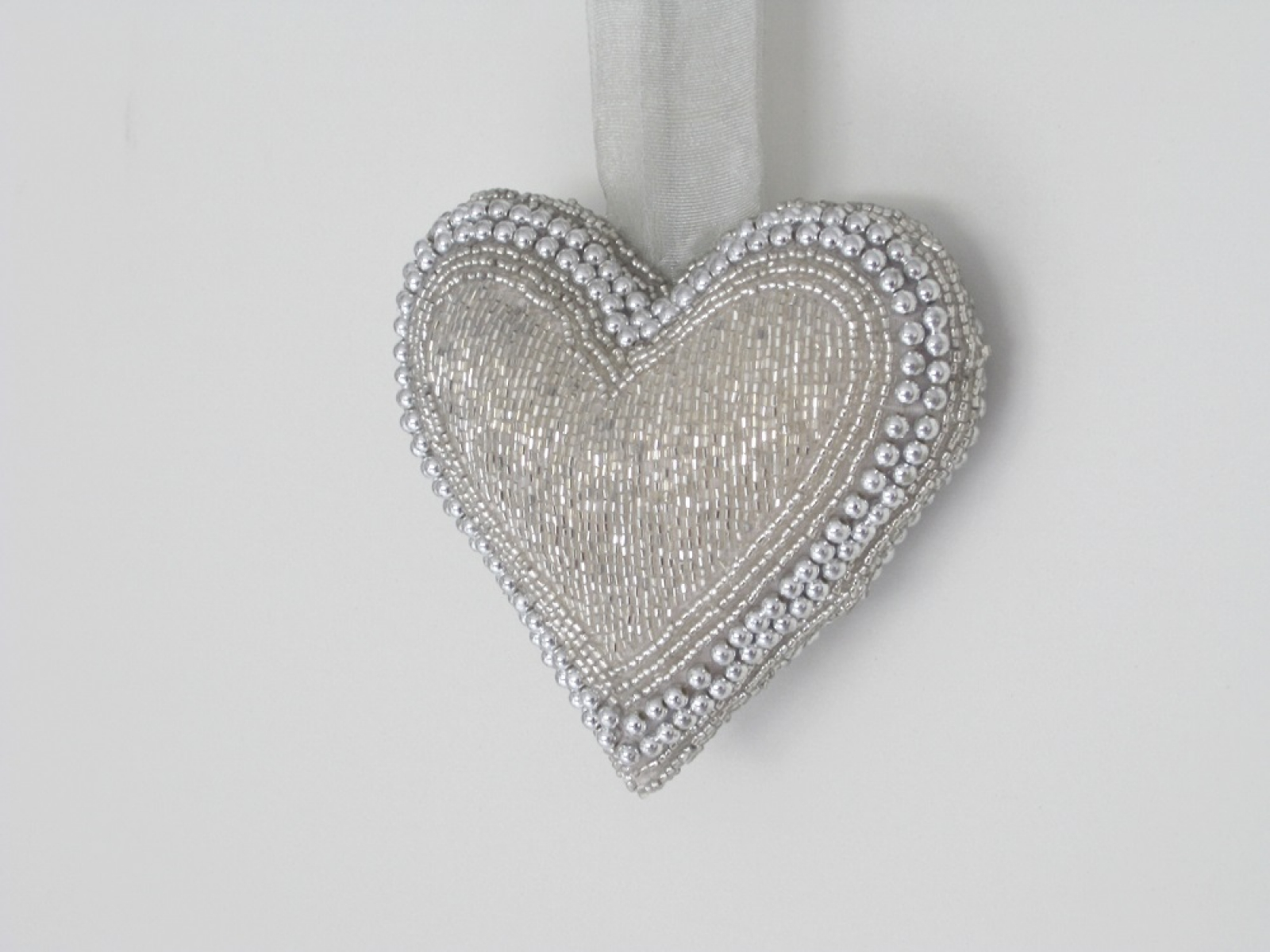 Kissen Herzform Perlen silb. 14x12,5cm ca.4,5cm di